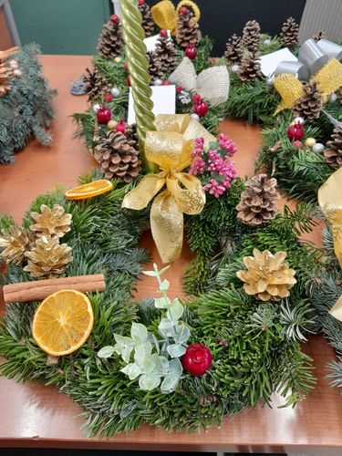 Ünnepi varázslat: angyalkák és asztaldíszek készültek a Tangazdaságban 🎄